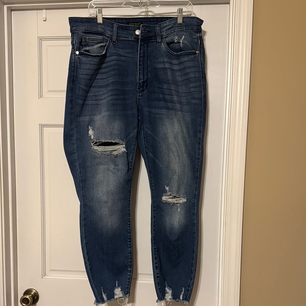 Judy Blue Ankle Cropped Distressed Blue Jeans